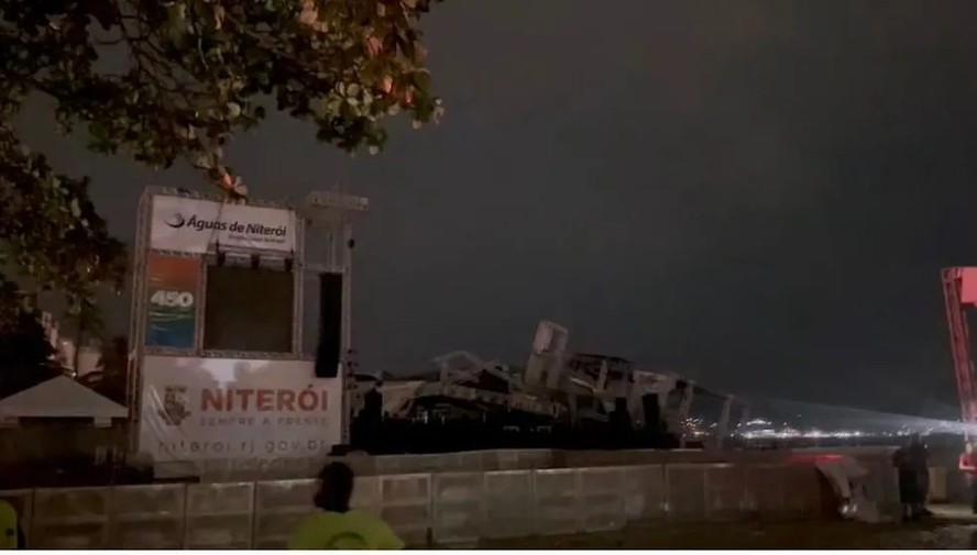 Palco onde aconteceria o show da cantora Marisa Monte, na praia de Icaraí, em Niterói, foi destruído pela forte chuva