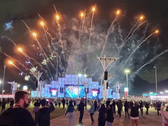 Fogos no Palco Mundo no final do evento teste do Rock in Rio