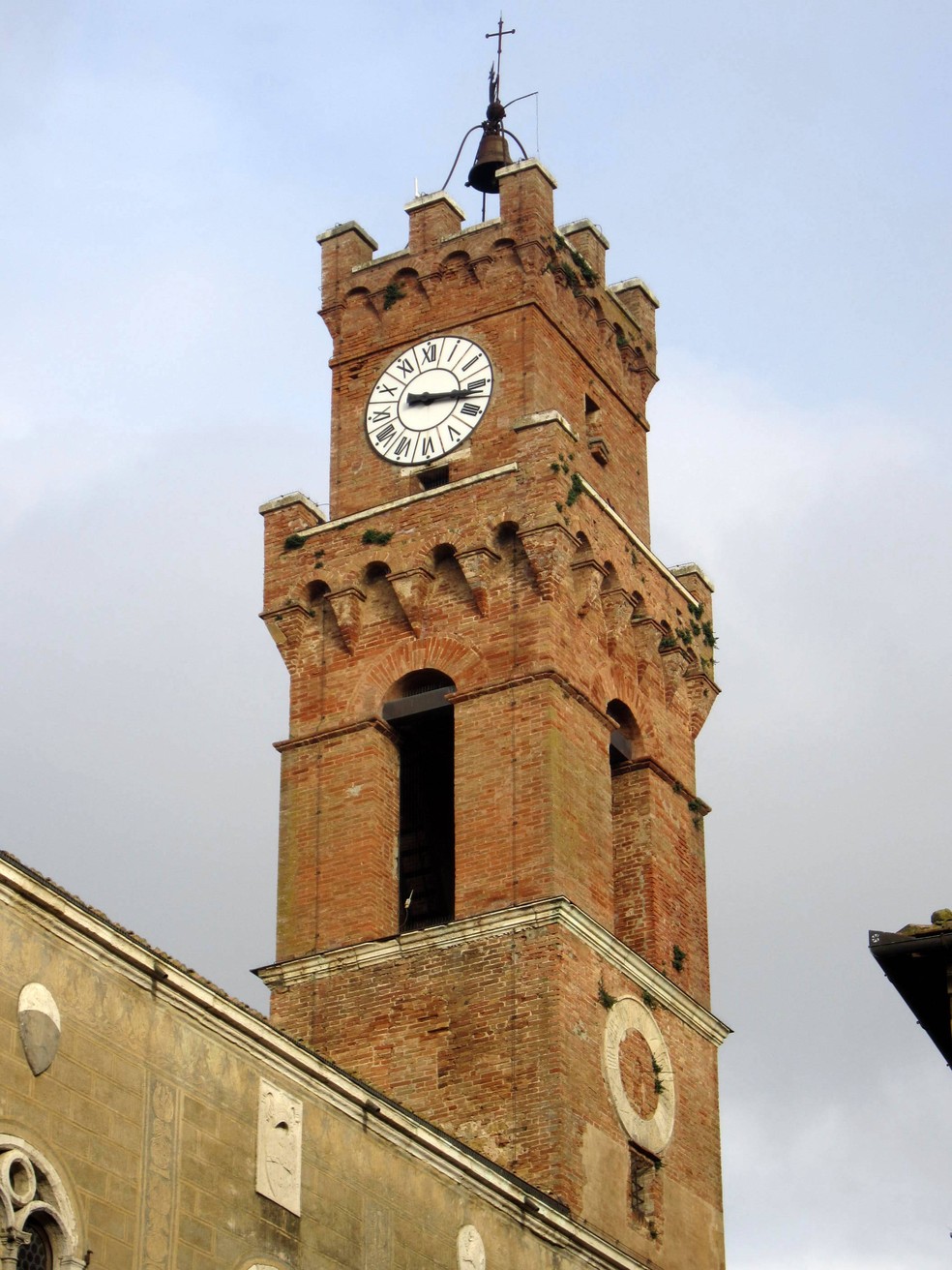 A torre do relógio do Palazzo Comunale foi construída em meados do século XV e é um dos destaques da Piazza Pio II, em Pienza, na Itália — Foto: Reprodução / Wikimedia Commons