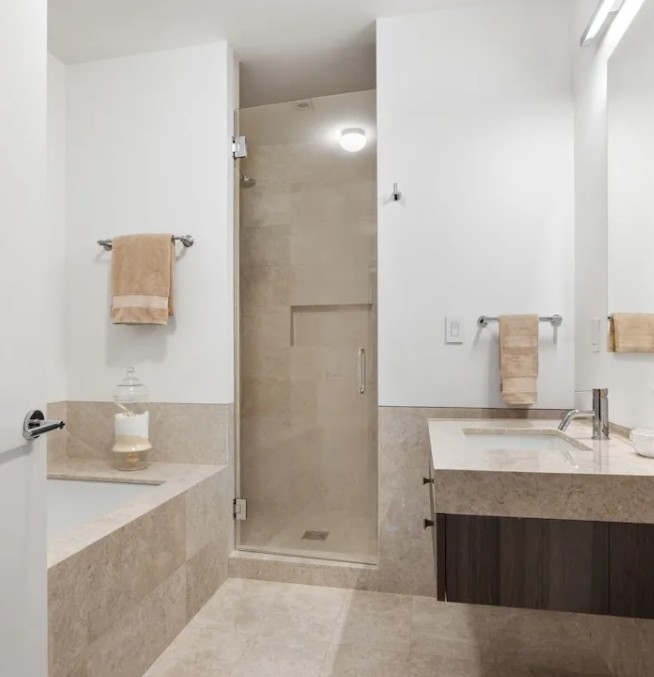 Banheiro de cobertura duplex de J-Lo à venda por pouco mais de R$ 120 milhões — Foto: Reprodução