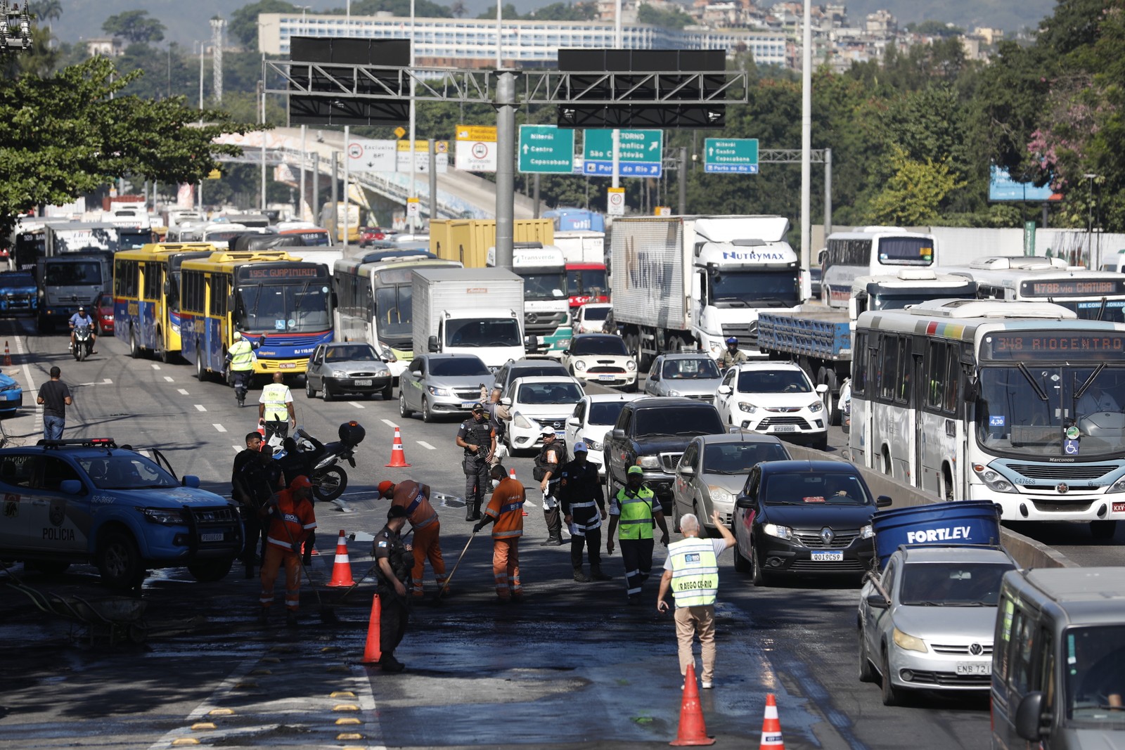 Ônibus em chamas na Avenida Brasil: o trânsito é lento com retenções no trecho. Equipes da PM estão no local. — Foto: Guito Moreto / Agência O Globo