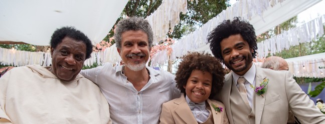 Orlando (Diogo Almeida) e Marê (Camila Queiroz) se casam — Foto: Estevam Avellar/Globo