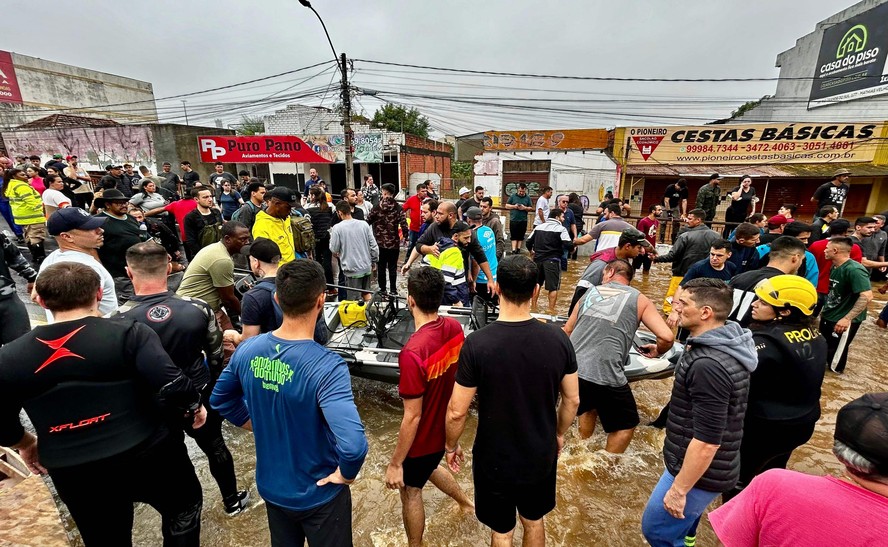 Esta foto divulgada pela Prefeitura de Canoas, município do Rio Grande do Sul, mostra equipes de resgate e voluntários ajudando vítimas de enchentes.