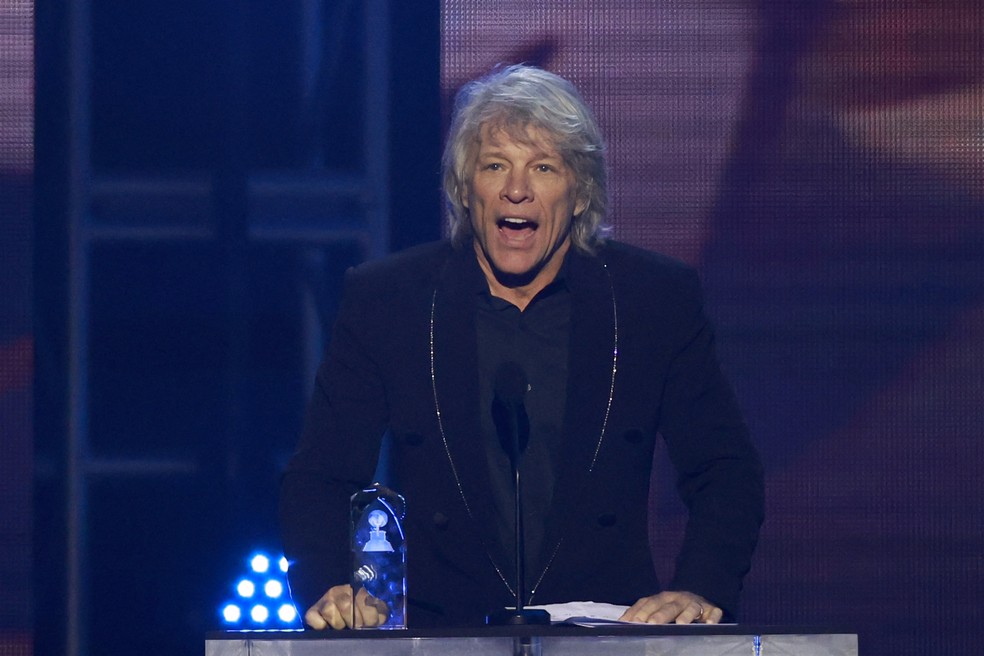 Jon Bon Jovi recebendo o prêmio de "Personalidade do Ano" durante evento pré-Grammy, em Los Angeles — Foto: Michael TRAN/AFP