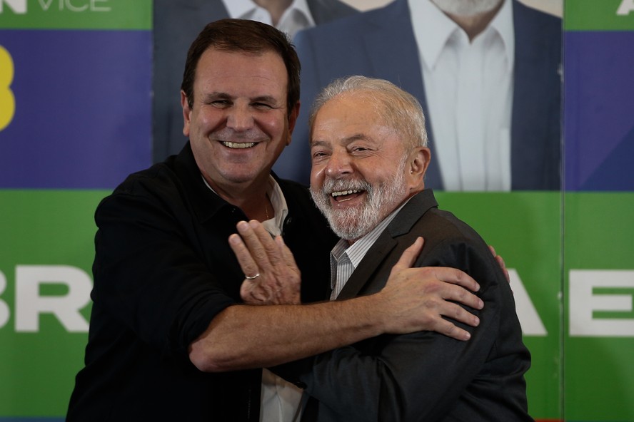 O prefeito do Rio de Janeiro, Eduardo Paes (esq.) ao lado do presidente Luiz Inácio Lula da Silva