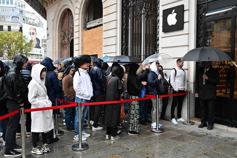 Clientes esperam em frente a uma loja da Apple em Los Angeles para comprar iPhone 15 — Foto: AFP