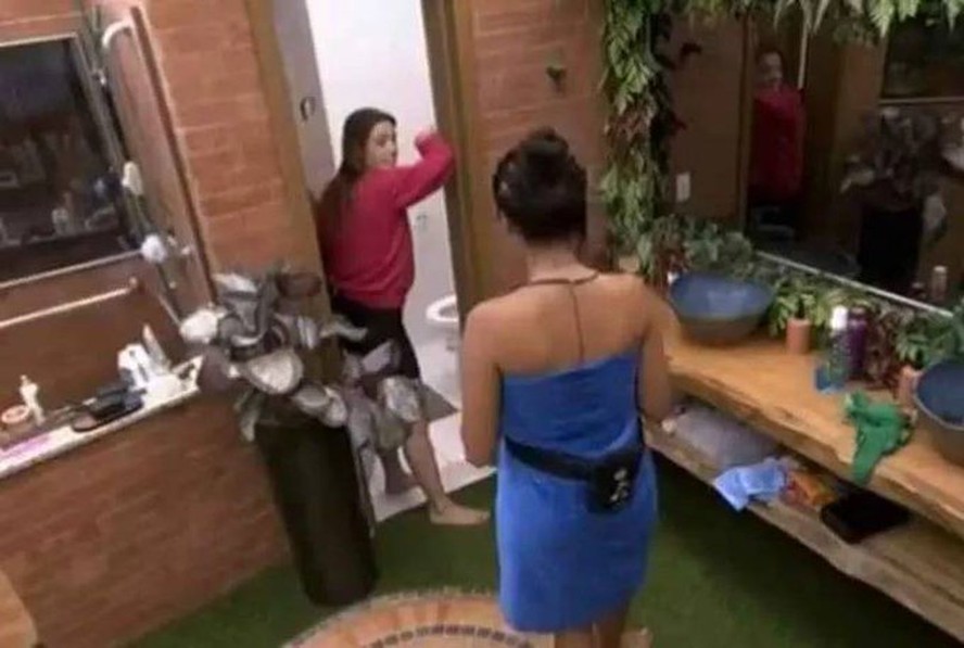 Beatriz em banheiro no BBB 24, diante da colega Alane