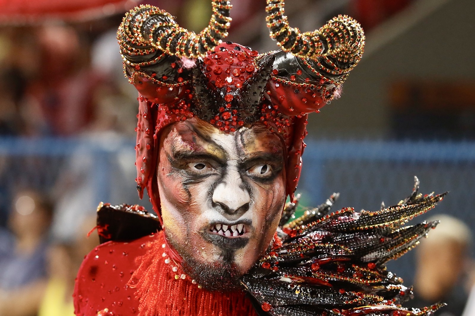 'Não se brinca com Satã', diz o samba da Lins Imperial, segunda escola de samba a desfilar pela Série Ouro — Foto: Fabio Rossi/Agência O Globo