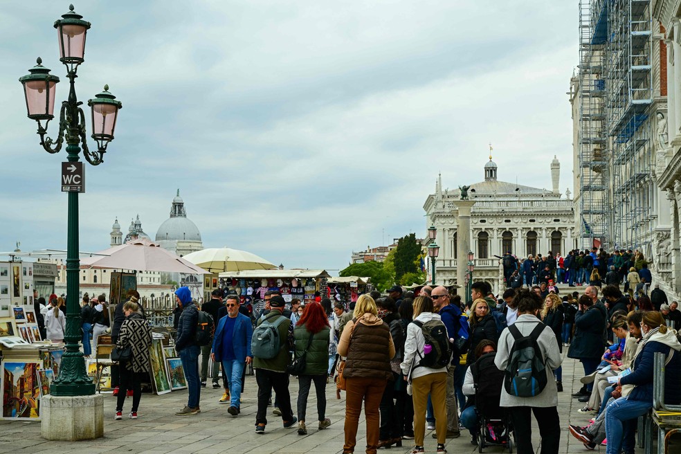 Multidão de turistas no atracadouro de Riva degli Schiavoni, em Veneza — Foto: Vincenzo Pinto / AFP