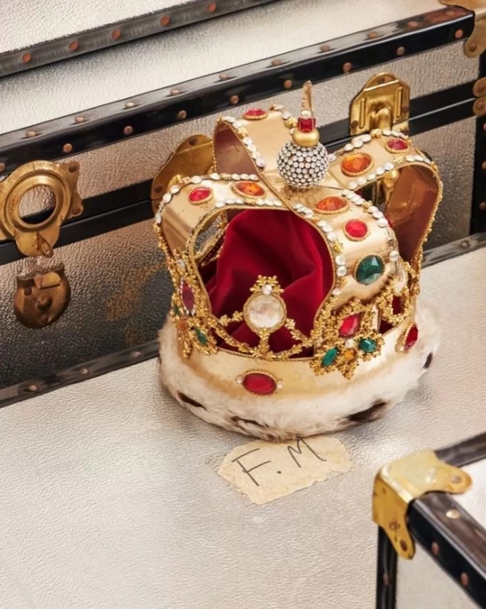 Coroa de Freddie Mercury, uma réplica da coroa de Santo Eduardo usada pelo rei Charles na coroação — Foto: Divulgação Sotheby’s