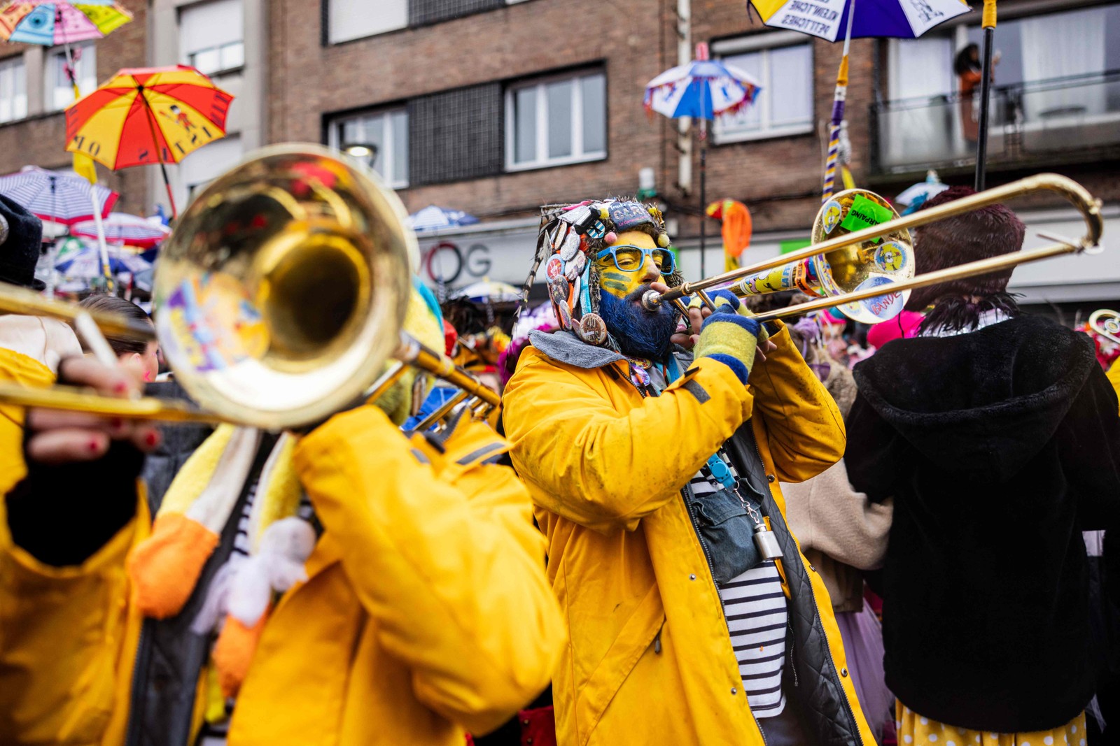 Músicos desfilam nas ruas de Dunkirk, no norte da França, durante o carnaval — Foto: Sameer Al-Doumy / AFP