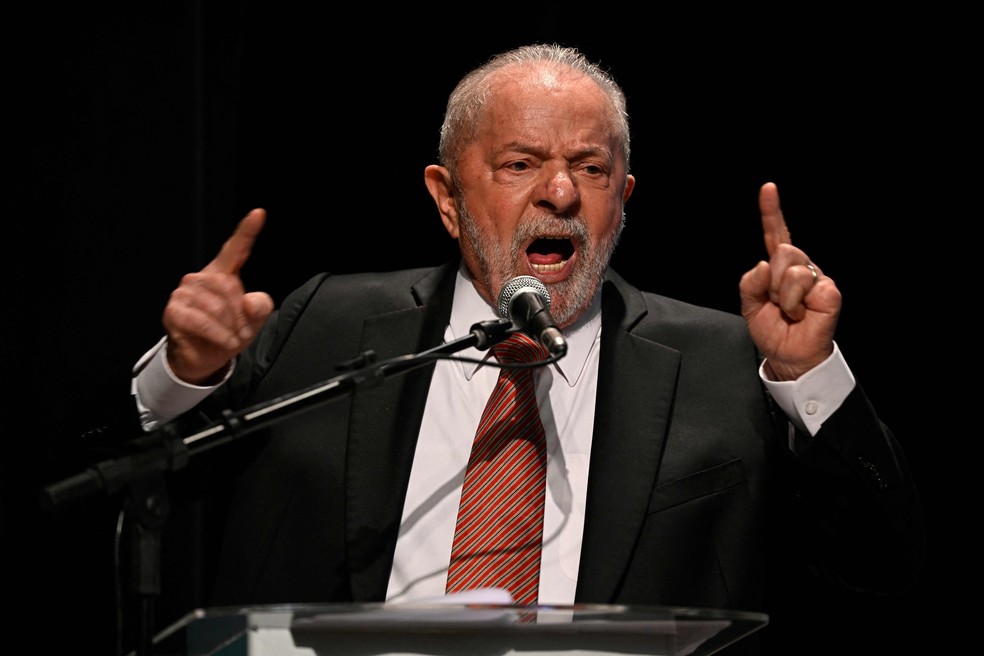 O presidente Luiz Inácio Lula da Silva discursa durante a posse do novo presidente do BNDES, Aloizio Mercadante, no Rio — Foto: Mauro Pimentel/AFP