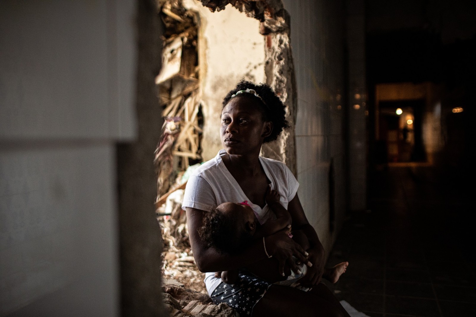 Desempregada, há um ano e meio ela mora na invasão do antigo terreno da Kibom e da Faetec, período em que o marido também perdeu o emprego. — Foto: Hermes de Paula