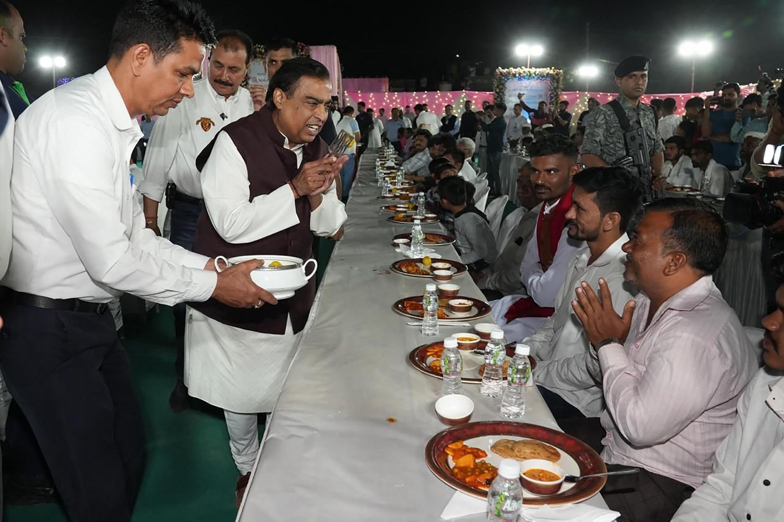 Mukesh Ambani deu festa para comunidade em celebração de pré-casamento do filho — Foto: AFP