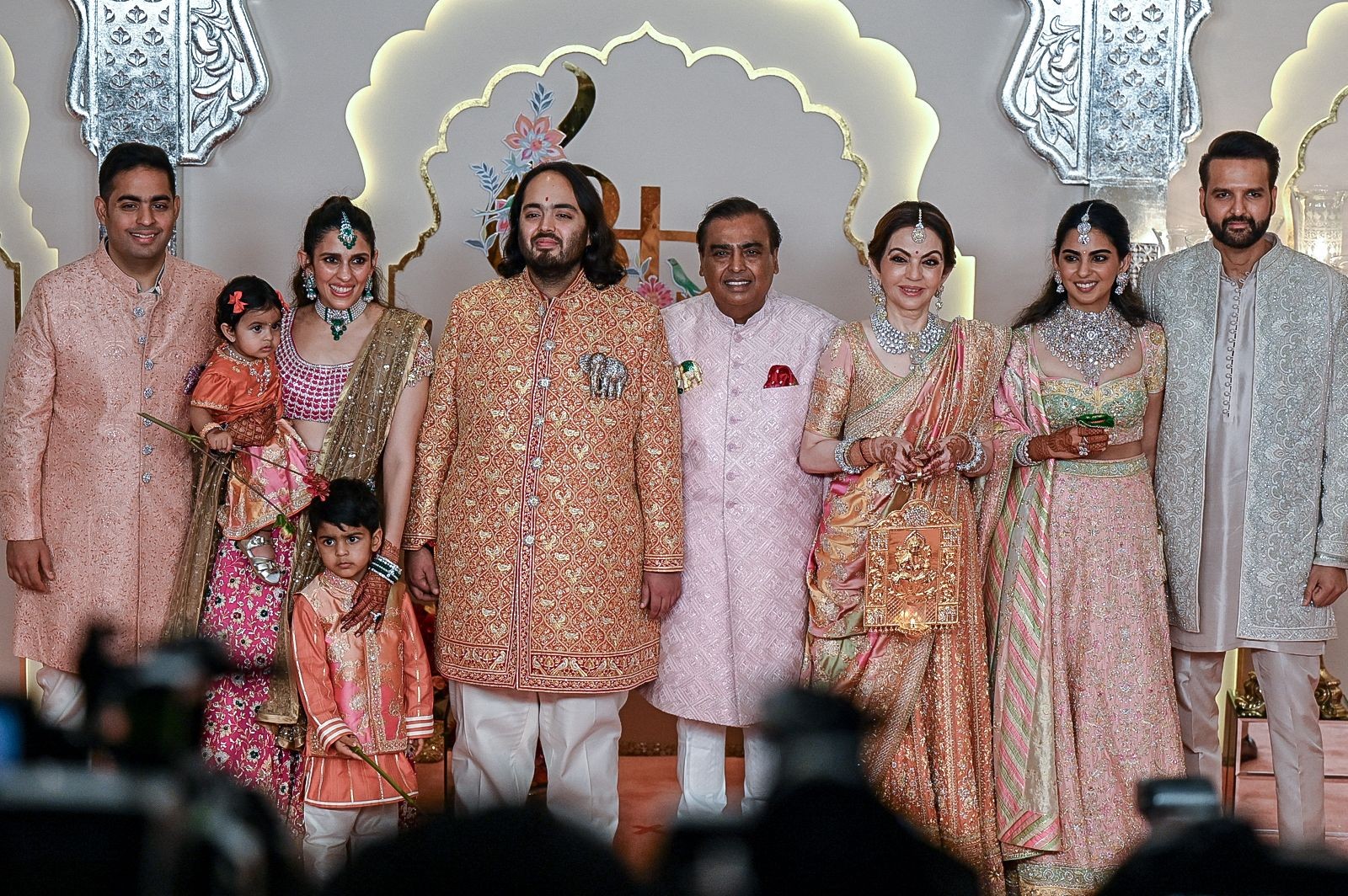 Família Ambani chega para casamento — Foto: Punit PARANJPE / AFP