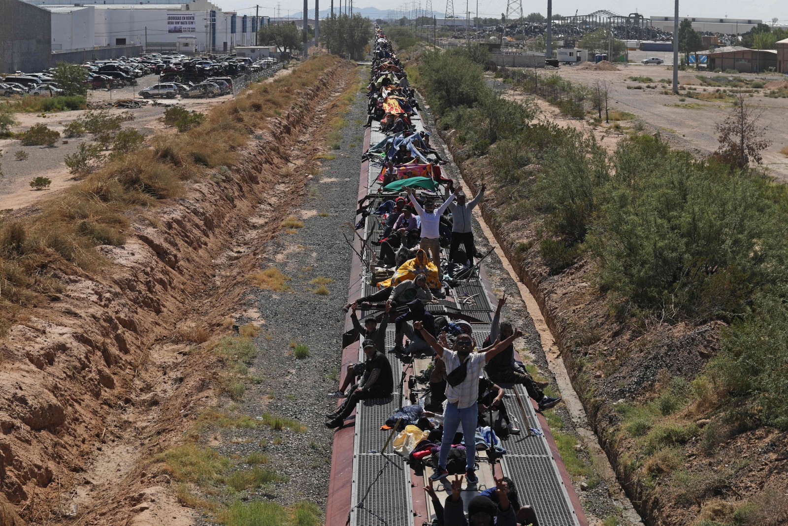 Migrantes, principalmente da Venezuela, viajam nos vagões de um trem de mercadorias para Ciudad Juarez, estado de Chihuahua, México — Foto: HERIKA MARTINEZ / AFP
