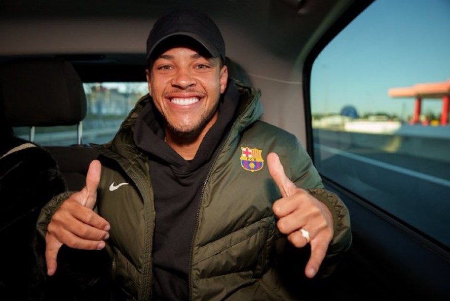 Vitor Roque chegou ao Barcelona