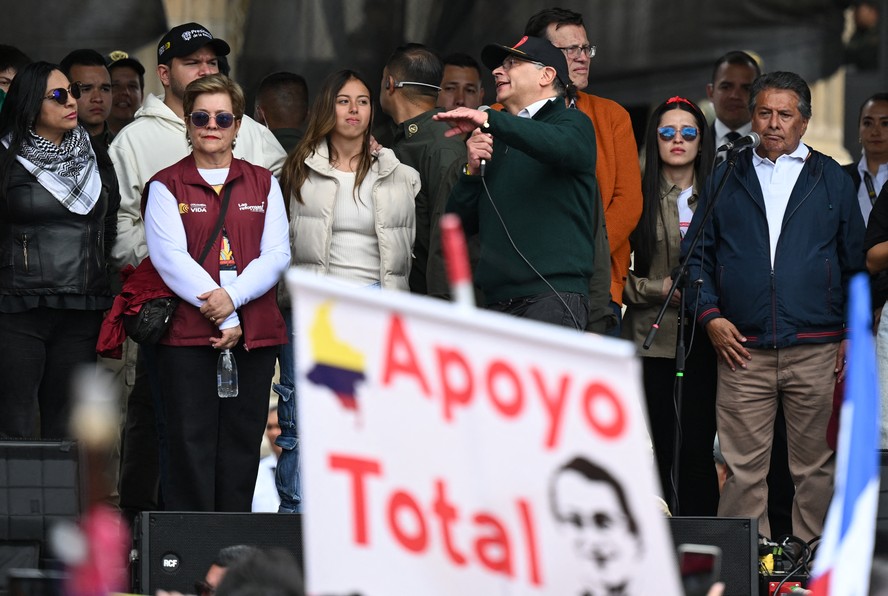O presidente colombiano Gustavo Petro discursa durante um comício do Dia de Maio (Dia do Trabalho) em Bogotá.