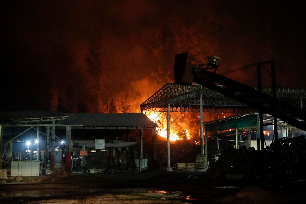 Vista de um incêndio em Santa Juana, província de Concepción, Chile — Foto: JAVIER TORRES / AFP