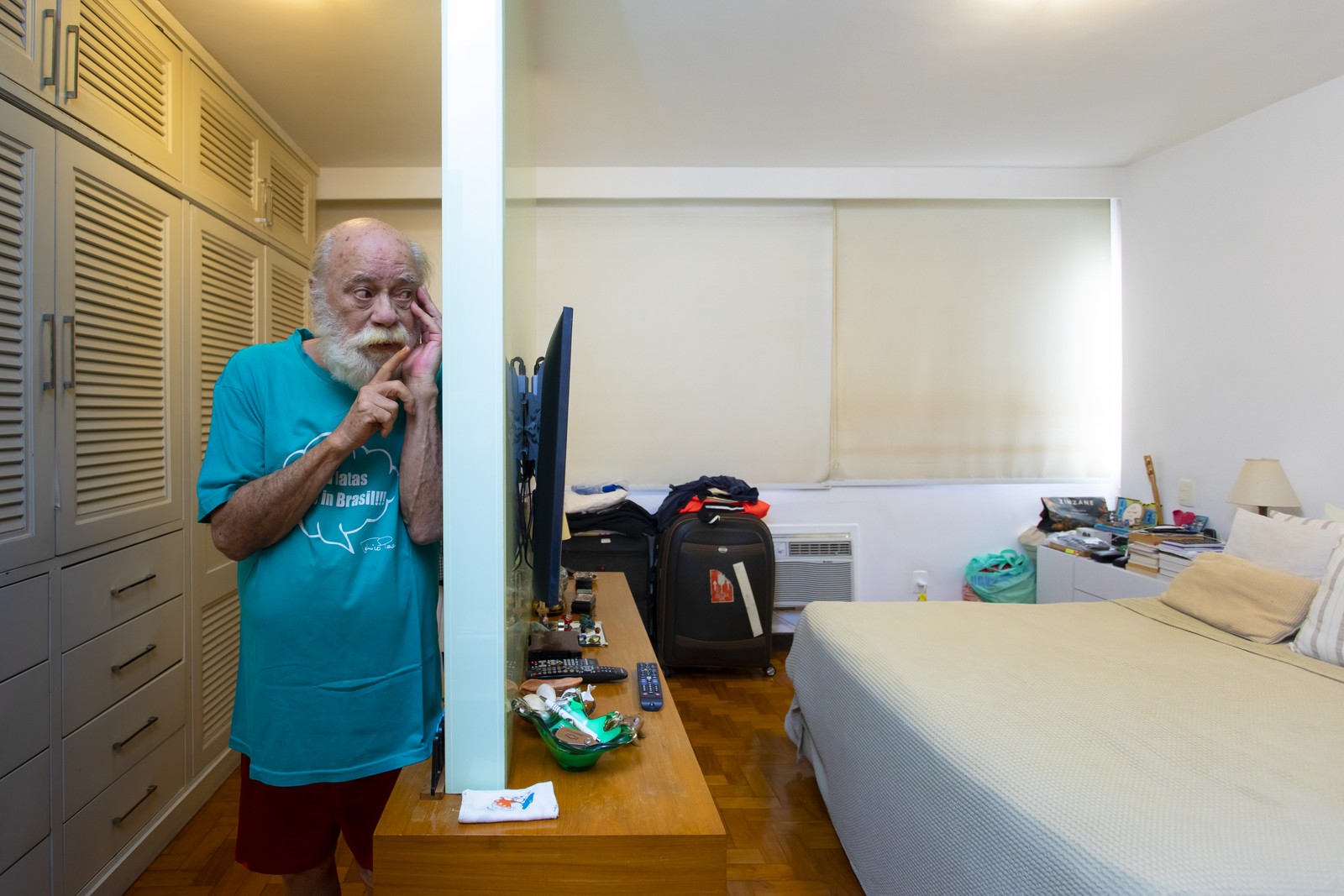 Tonico Pereira no seu quarto — Foto: Leo Martins / Agência O Globo