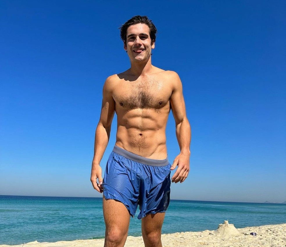 Nicolas Prattes exibe corpo definido na praia — Foto: Reprodução/ Instagram