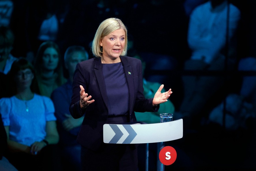 A primeira-ministra sueca e líder dos social-democratas Magdalena Andersson discursa em debate político transmitido pela TV4 de Eskilstuna, na Suécia