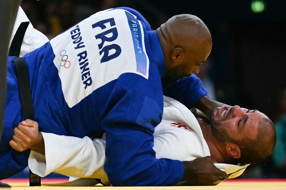 Teddy Riner derrotou Guram Tushishvili, da Geórgia, e está nas semis do judô — Foto: Luis Robayo / AFP