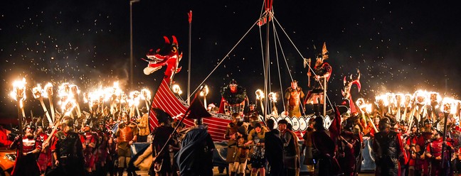 Pela primeira vez na história, mulheres participarão de tradicional festa viking escocesa — Foto: Andy Buchanan / AFP