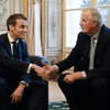 O presidente da França, Emmanuel Macron, ao lado do novo premier Michel Barnier, então comissário europeu para o Brexit - Ludovic MARIN / AFP