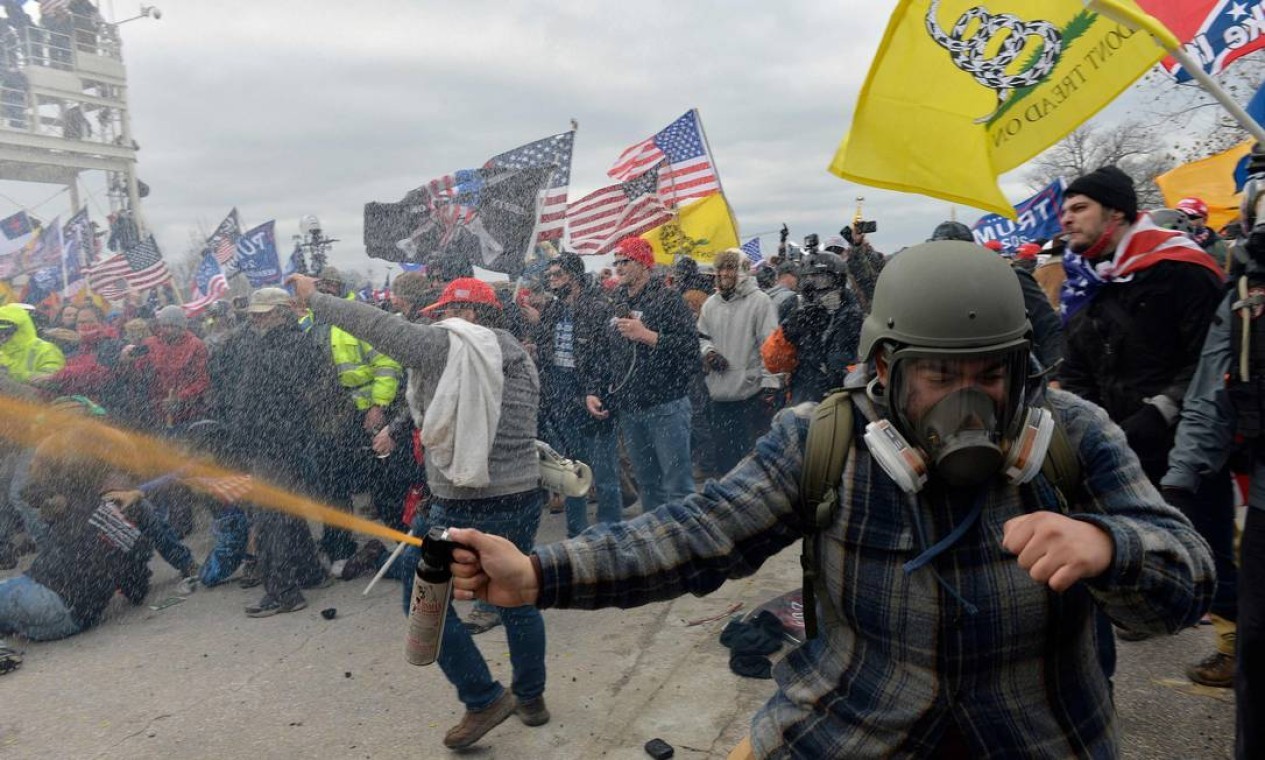 Manifestantes pró-Trump entram em confronto com a polícia e as forças de segurança enquanto tentam invadir o Congresso americano  — Foto: JOSEPH PREZIOSO / AFP