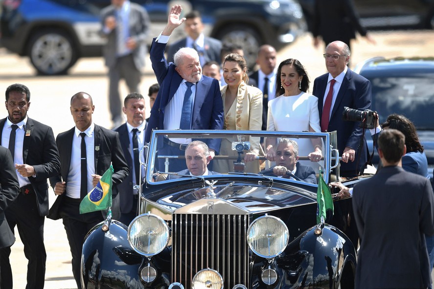 Lula, Janja, Lu e Alckmin em desfile de cerimônia presidencial em Brasília