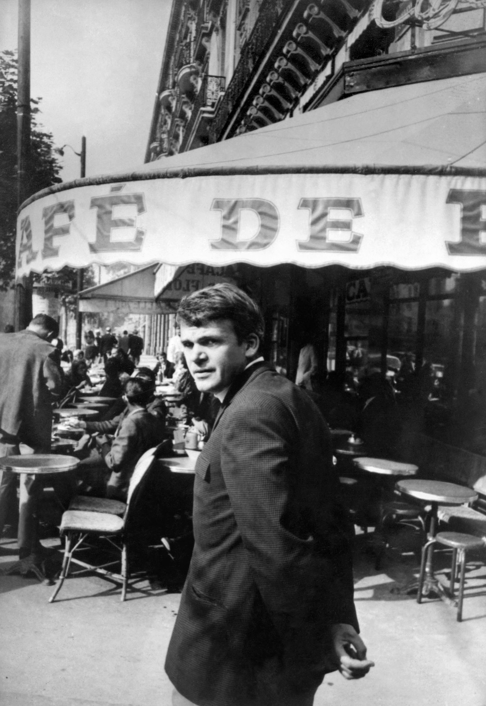  O escritor tcheco Milan Kundera passa por um café no centro de Paris em 1975. O escritor, autor de "A Insustentável Leveza do Ser", morreu aos 94 anos em sua cidade natal, Brno. — Foto: AFP