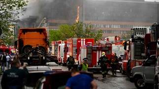 Bombeiros trabalham para extinguir um incêndio em um prédio comercial em Moscou, na Rússia, em 3 de junho de 2022 — Foto: Kirill KUDRYAVTSEV / AFP