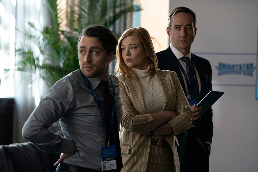 Semelhanças: Roman (Kieran Culkin, último à esq) é comparado a Cordelia de Rei Lear; Shiv (Sarah Snook) é Goneril e Tom ( Matthew Macfadyen) é Albany