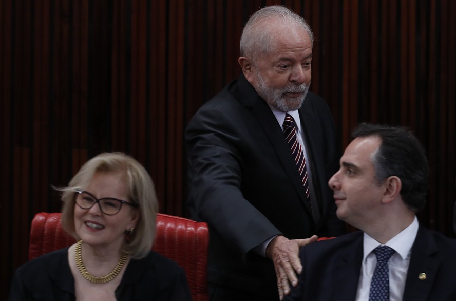 A presidente do STF, Rosa Weber, ao lado de Lula e do presidente do Senado, Rodrigo Pacheco