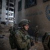 Soldados israelenses fora da sede da Agência de Assistência e Obras das Nações Unidas no centro de Gaza em 8 de fevereiro de 2024 - Sergey Ponomarev/The New York Times