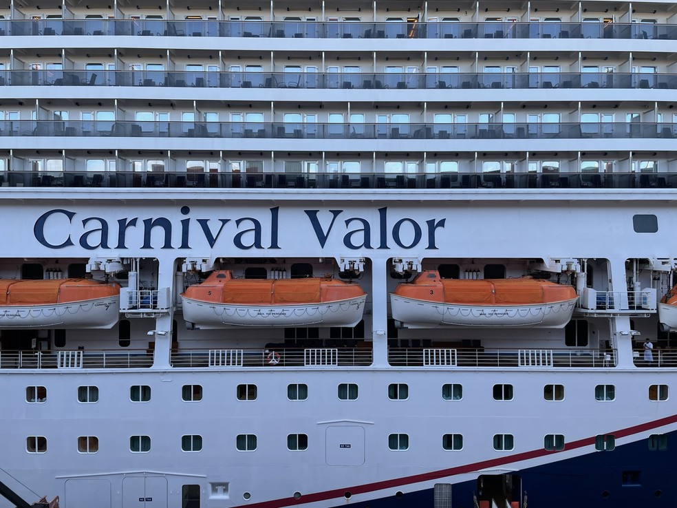 O Carnival Valor, navio de cruzeiro para 3.756 pessoas, do qual o passageiro James Grimes caiu no último Dia de Ação de Graças. Ele foi resgatado com vida — Foto: Reprodução / Wikimedia Commons