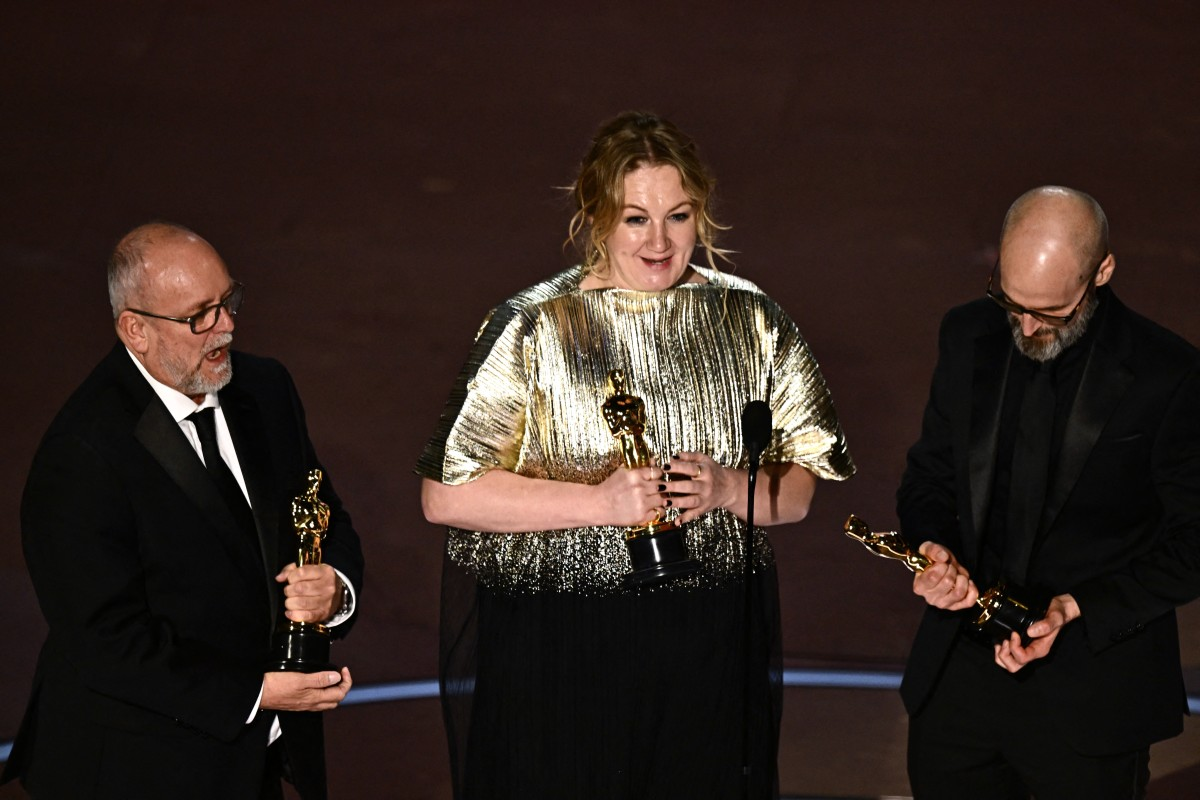 A equipe de "Pobres Criaturas" recebeu o oscar por melhor maquiagem e cabelo - Foto: AFP 