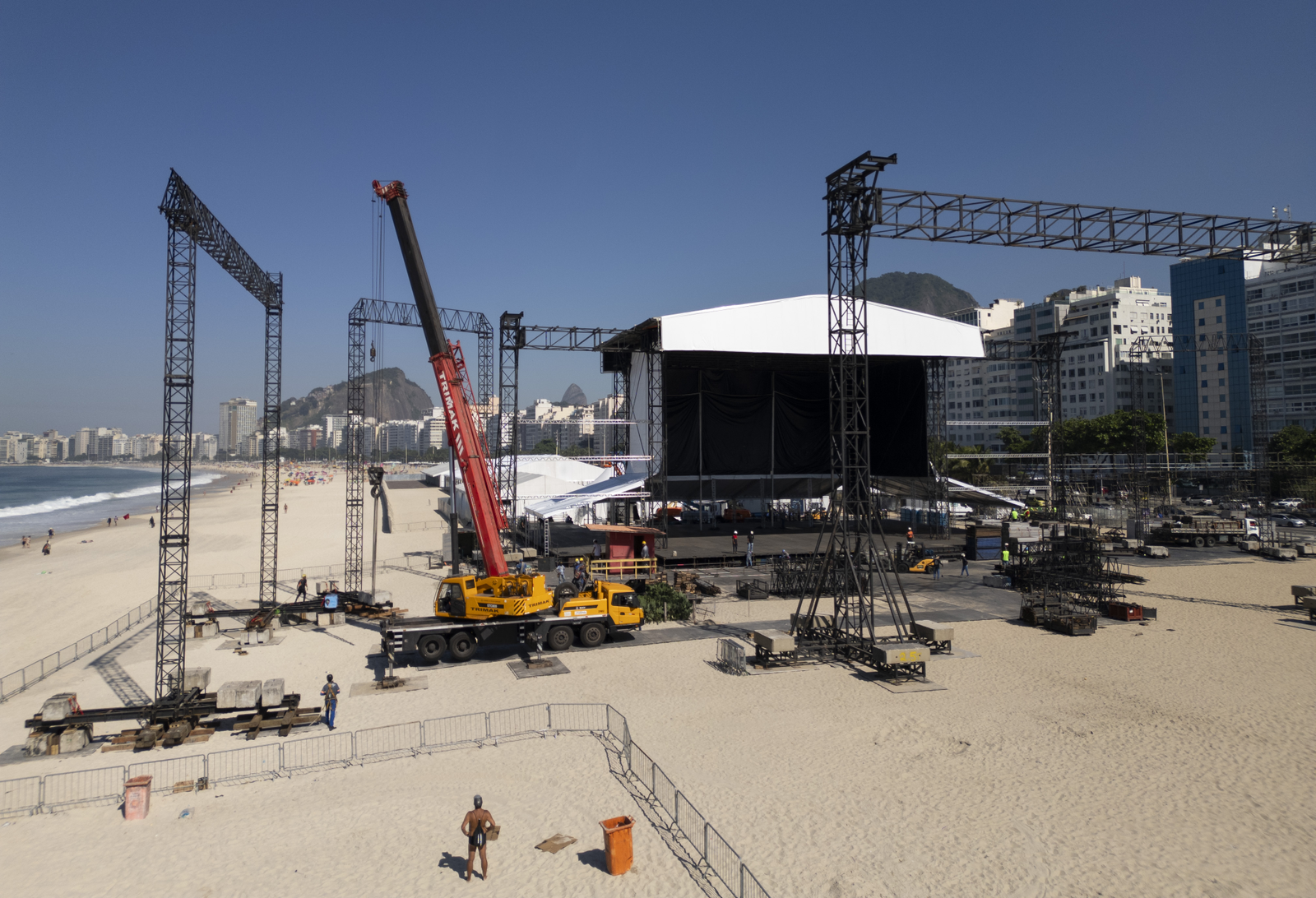 Preparativos para o show da Madonna, que será no dia 4 de maio. Na foto, começo da montagem do palco na praia de Copacabana, em frente ao Copacabana Palace. — Foto: Márcia Foletto