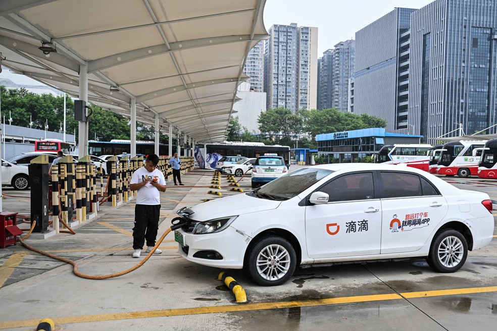 Shenzhen também eletrificou a maioria de seus táxis — Foto: Hector Retamal/AFP