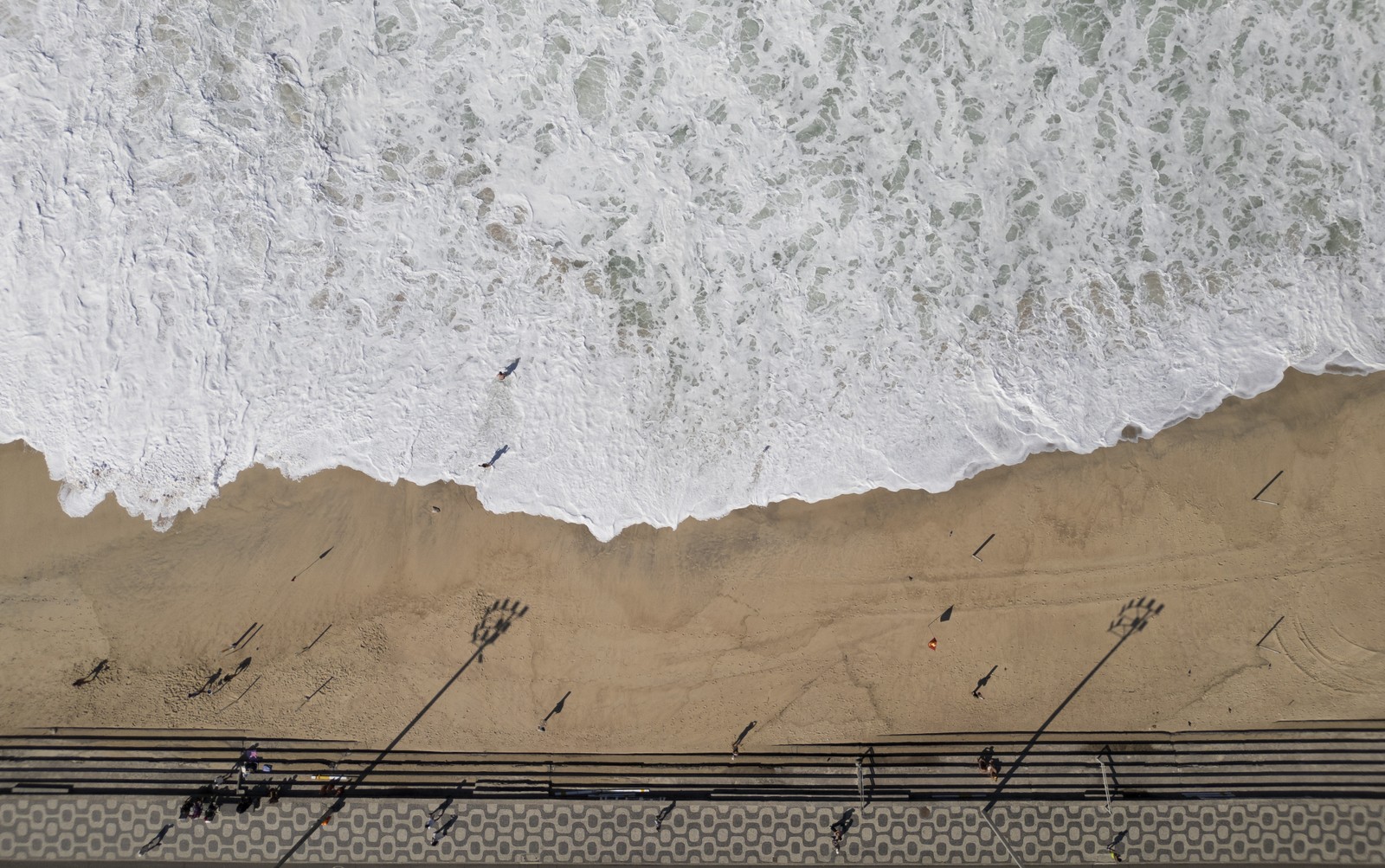 Ressaca na orla do Rio. Na foto, a praia do Leblon. — Foto: Márcia Foletto / Agência O Globo