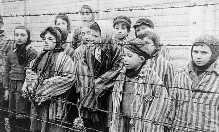 Crianças presos no campo de extermínio de Auschwitz, na Polônia