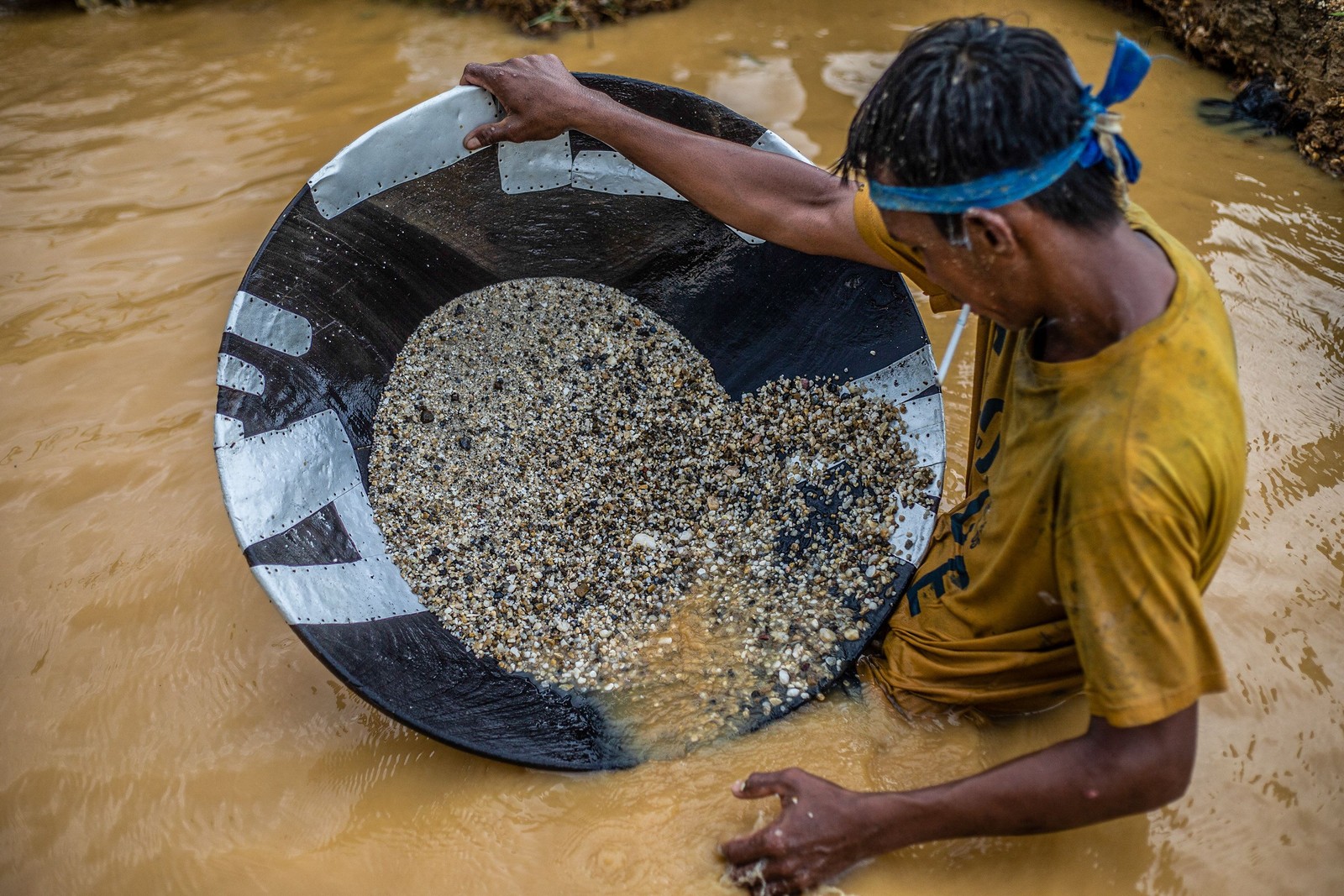 Homem trabalha na mineração de diamantes em depósito de cascalho na aldeia Cempaka, em Banjarbaru, Indonésia  — Foto: ADITYA AJI / AFP