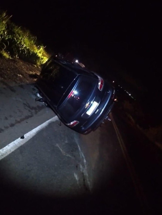 Carro de Zé Neto tomba após acidente em rodovia à noite — Foto: Reprodução/X