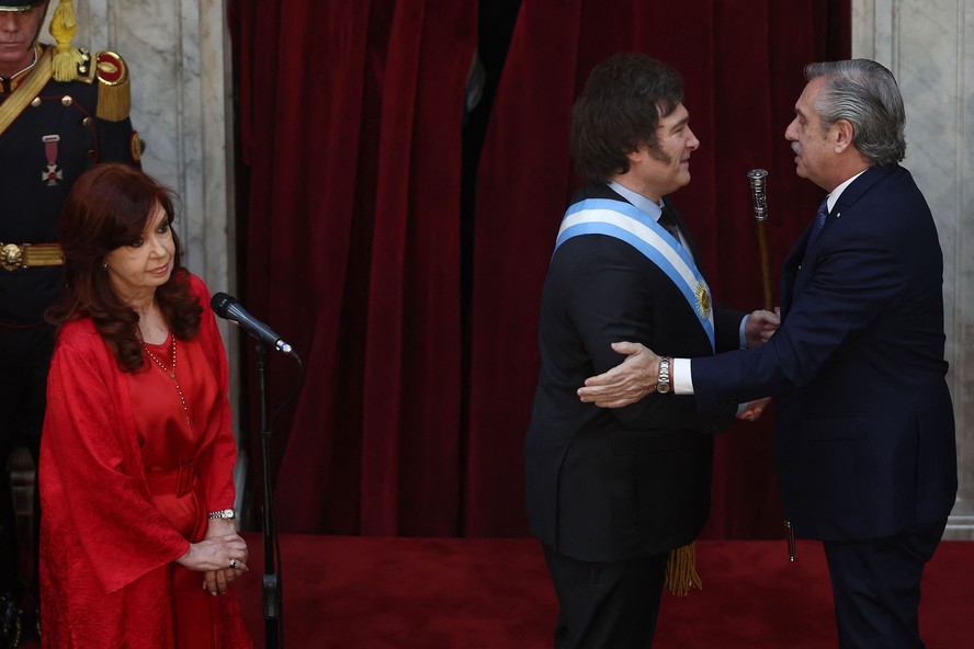 Alberto Fernández e Cristina Kirchner participaram da posse de Javier Milei