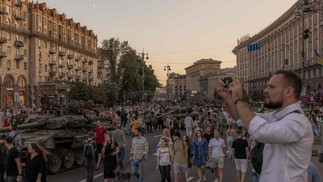 Pessoas visitam a rua Khreshchatyk, onde veículos militares russos destruídos estão em exibição no Dia da Independência da Ucrânia, em Kiev — Foto: Roman Pilipey / AFP