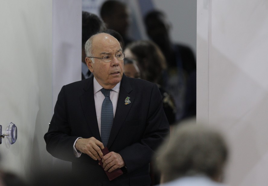O ministro das Relações Exteriores Mauro Vieira faz pronunciamento após o fim das reunião.