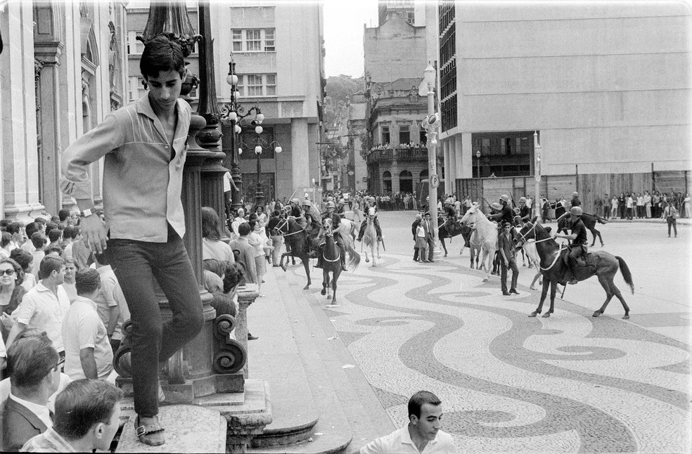 Cavalaria da PM cerca Igreja da Candelária após missa para Edson Luís, em 4 de abril de 1968 — Foto: Arquivo/Agência O GLOBO