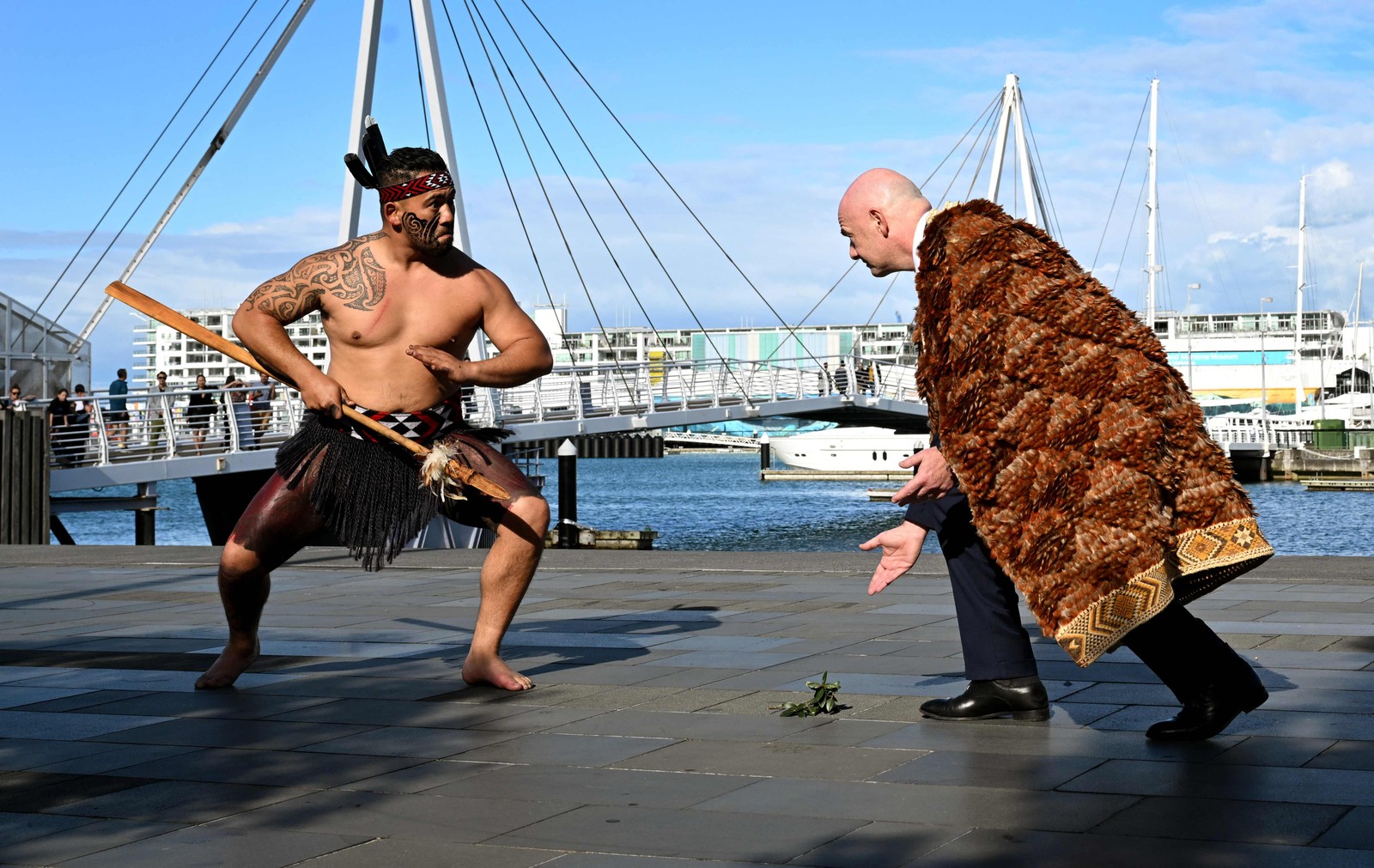 O presidente da FIFA, Gianni Infantino, aceita um Desafio Guerreiro durante recepção maori antes da cerimônia de sorteio da COPA do Mundo Feminina, em Auckland — Foto: William WEST / AFP