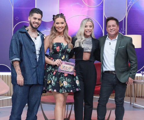 Virginia Fonseca posa ao lado do marido, Zé Felipe, e dos sogros em novo programa de TV